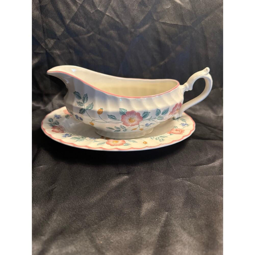 Vintage 90’s Churchill Briar Rose gravy boat saucer set 9” England